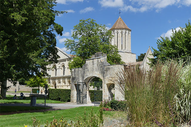 Entretien démoussage de toiture et façade à Surgères 17700