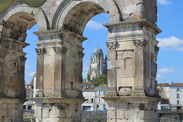 Démoussage de toiture et nettoyage de façades à Saintes 17100